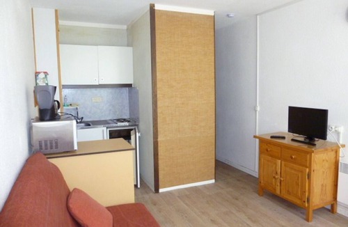 Arette Apartment | Cozy Studio for 4 near Slopes with Free Parking, Ski Locker, Microwave/Grill