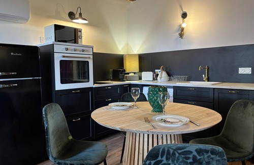 Montaigu-le-Blin Apartment | Cozy studio with garden and spa in Montaigu-le-Blin