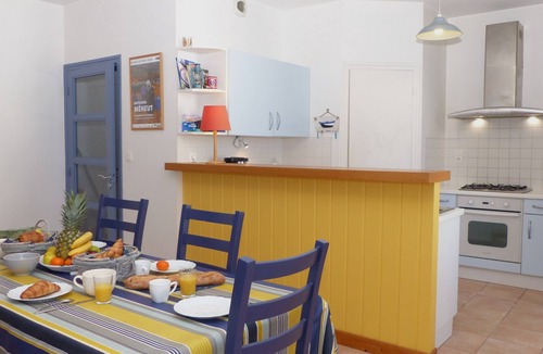 La Trinite-sur-Mer Ski Chalet | Croix du Sud - cosy town centre house