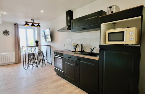 Carentan Apartment | D-DAY SUITES - carentanlocation.fr: Avallon Downtown, 2 people, 2 minutes from the train station