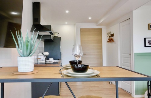 Carentan Apartment | D-DAY SUITES - carentanlocation.fr: Avallon Downtown, 2 people, 2 minutes from the train station