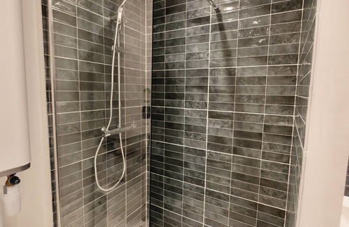 Carentan Apartment | D-DAY SUITES - carentanlocation.fr: Avallon Downtown, 2 people, 2 minutes from the train station