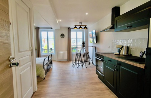 Carentan Apartment | D-DAY SUITES - carentanlocation.fr: Avallon Downtown, 2 people, 2 minutes from the train station