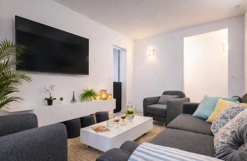 Champs-sur-Marne Apartment | D&E - PARIS-DISNEY - HOLIDAYS APARTMENT - APPARTEMENT DE VACANCES - 5 CHAMBRES- 5 SDB - 5 BEDROOMS - 5 BATHROOMS - Netflix