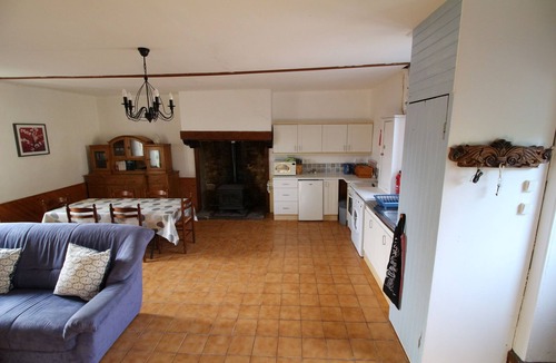 Mohon House | Daisy cottage in a quiet hamlet with shared heated outdoor swimming pool.