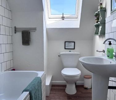 Le Mesnil-Gilbert House | Daisy Cottage with seasonal Swimming Pool