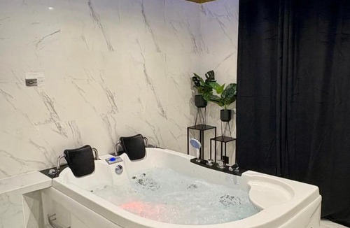 Graville Apartment | Dalikyda - Blue Dream - Balneo - Netflix - Cocoon