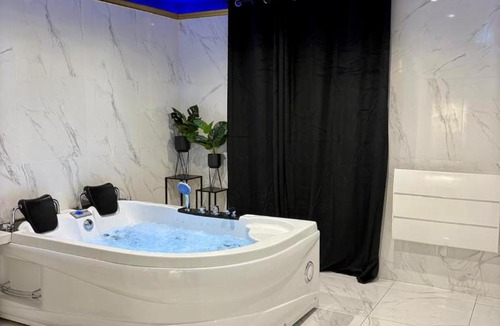 Graville Apartment | Dalikyda - Blue Dream - Balneo - Netflix - Cocoon