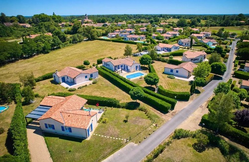 Vasles Villa | Deluxe 2-bathroom detached villa sleeps 6