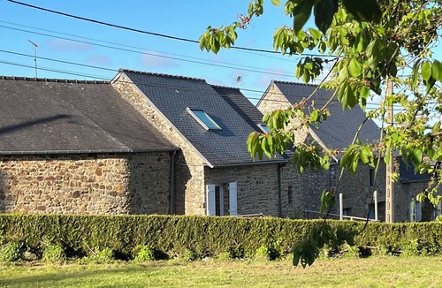 Roz-sur-Couesnon House | Detached stone house - Mt. St. Michel - set on a hill overlooking the bay