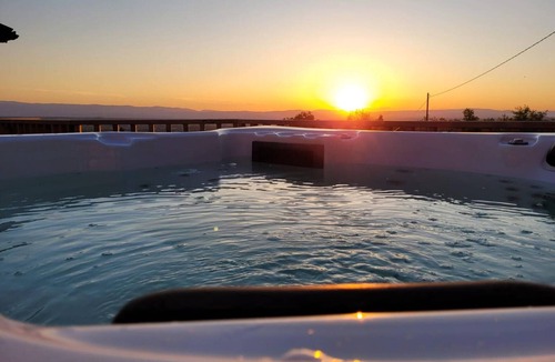 Pouilly-les-Feurs Cottage | Domaine du Chaffat: Cottage with private pool and wifi, pets allowed, for 12 to 14 guests