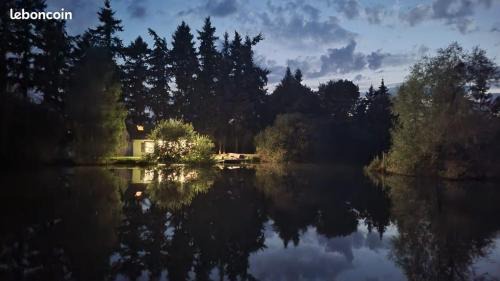 Bannegon Ski Chalet | Domaine du Diot, son étang et son île
