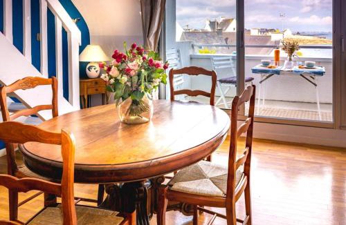 Kerroch Apartment | Duplex 5 pièces avec balcon à 30m de la plage - 7 couchages, acceptant animaux, wifi et parking - FR-1-349-114