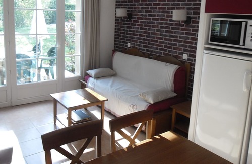 Monflanquin Apartment | Duplex apartment with heated pool