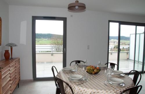 Malbuisson Apartment | Duplex familial 6 pers vue lac & ski Métabief
