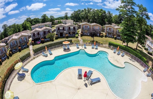 Barbaste Condo | Duplex Proche Du Cours De Golf + Accès Piscine!