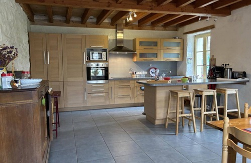 Saint-Bonnet-de-Rochefort Cottage | Eco-Friendly Comfortable Home with Garden and Pets Allowed