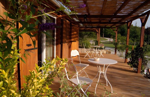 L'Epine Apartment | "Edelweiss" Room with Private Terrace, Shared Garden and Wi-Fi
