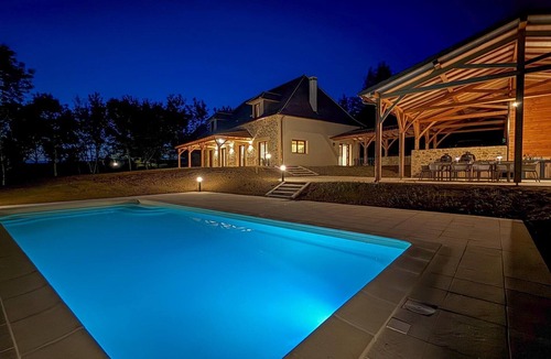 Saint-Medard-d'Excideuil House | Elegant 10-Guest Villa with Pool & Castle Views