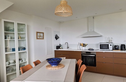 Crozon Apartment | Elegance on the bay, modern apartment with garden and sea view