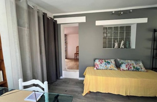 Causse-de-la-Selle House | Elegant 34 m2 Mazet in the garrigue with Wifi and air conditioning.