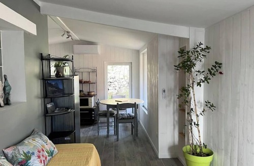 Causse-de-la-Selle House | Elegant 34 m2 Mazet in the garrigue with Wifi and air conditioning.