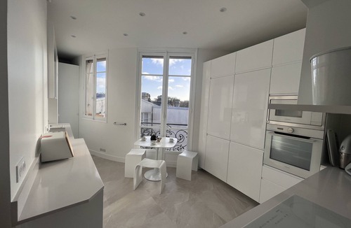8th Arrondissement Apartment | Elegant 4 bedrooms with space & view close to Parc Monceau and Arc de Triomphe.