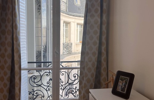 8th Arrondissement Apartment | Elegant 4 bedrooms with space & view close to Parc Monceau and Arc de Triomphe.