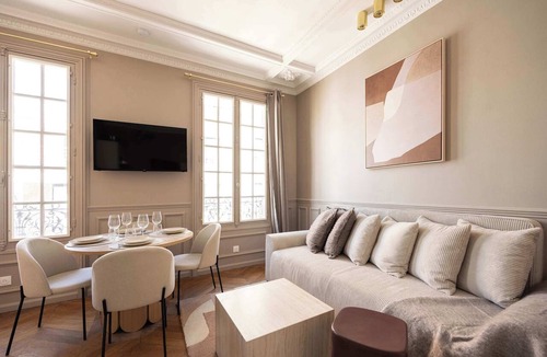 Le Pre-Saint-Gervais Apartment | Elegant air-conditioned apartment with separate bedroom