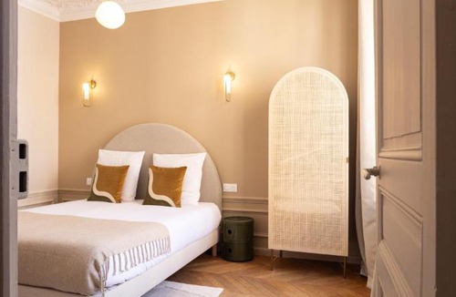 Le Pre-Saint-Gervais Apartment | Elegant air-conditioned apartment with separate bedroom