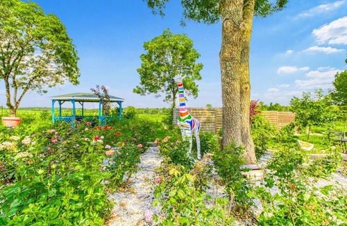 Septfonds House | Enjoy a relaxing and pleasant vacation in this tasteful and individual apartment.