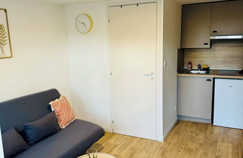 Verneuil-en-Halatte Apartment | Equipped garden level 20m2