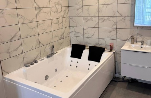 Monthyon Apartment | Escapade Disney : Jacuzzi Privé