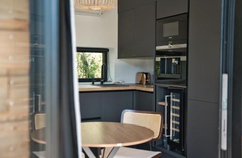 Montcresson Cabin | Escapade luxe avec bain nordique privatif au bord du canal