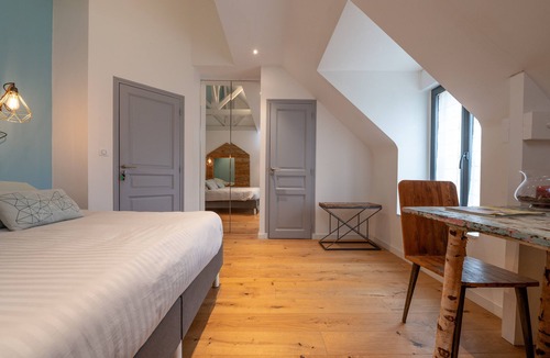 La Croix-Hellean Bed & Breakfast | Esprit Cabane Guest Room – Les Hortensias