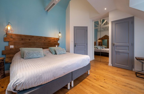 La Croix-Hellean Bed & Breakfast | Esprit Cabane Guest Room – Les Hortensias