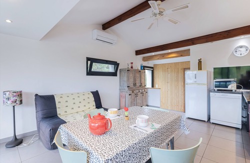 Ceret House | F2 holiday home in a corner of paradise with private pool and Wi-Fi