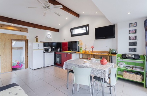 Ceret House | F2 holiday home in a corner of paradise with private pool and Wi-Fi