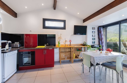 Ceret House | F2 holiday home in a corner of paradise with private pool and Wi-Fi