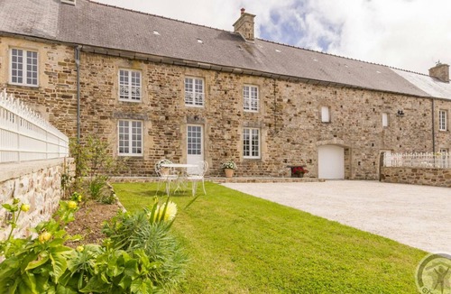 Le Vretot Cottage | Family house with secure garden and terrace