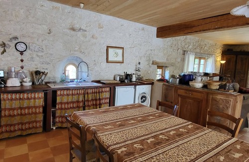 Penne-d'Agenais House | Family home with heated pool and garden, dogs welcome, sleeps 9
