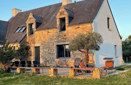 Baden House | Family house with covered & heated swimming pool, large private park near beach