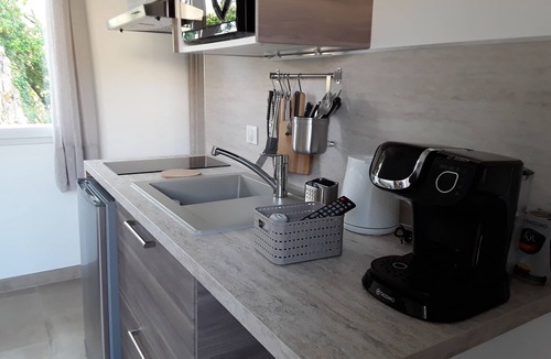 Saint-Martin-de-Londres Apartment | Finches Nest - Self-contained apartment for two with swimming pool and jacuzzi!