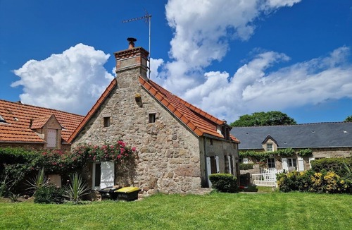 Vicq-sur-Mer Cottage | Fisherman's cottage 200 m from Sablon beach in Cosqueville