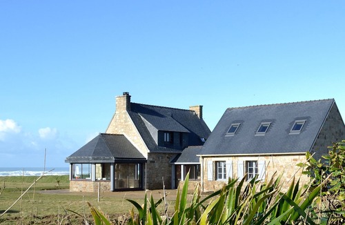 Plovan House | Fishing house in front of the sea.