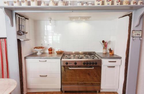 Saint-Caprais House | Forest Hideaway in Saint-Caprais