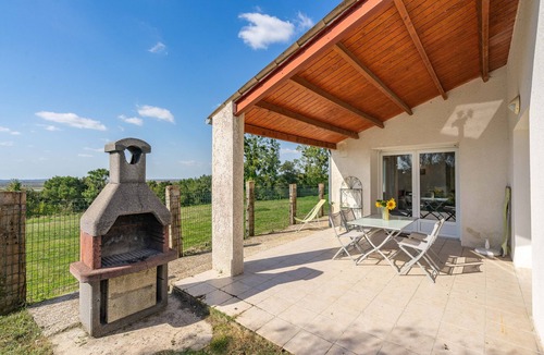 La Gripperie-Saint-Symphorien House | 'Gite Piscine Intérieure Brouage' House with Private Terrace, Shared Garden, and Wi-Fi
