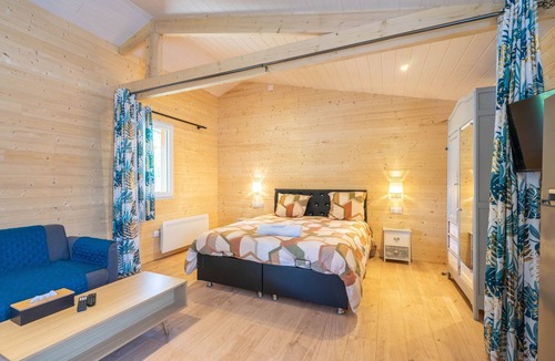 La Gripperie-Saint-Symphorien House | Cosy chalet with terrace, peaceful setting between Rochefort & Royan – near beaches, nature