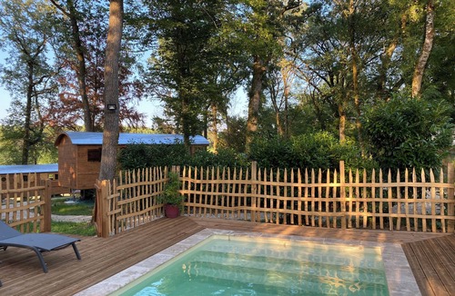 Rouffignac-Saint-Cernin-de-Reilhac House | Les Roulottes de l'Herm - Roulotte Hirondelle with swimming pool and jacuzzi