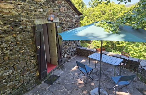 Sainte-Croix-Vallee-Francaise House | Old sheepfold with forest view